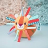 LILLIPUTIENS Piłeczka sensoryczna z dzwoneczkiem i wypustkami Lew Jack 6 m+