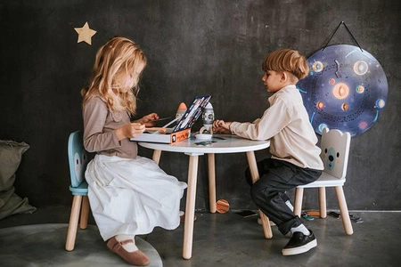 Zestaw drewnianych mebelków stolik i 2 krzesła Arktyka, Janod