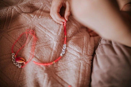 Zestaw do tworzenia biżuterii Koraliki z literkami 6+, Janod