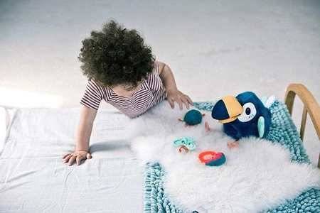 LILLIPUTIENS Przytulanka aktywizująca wielofunkcyjna głodny Tukan Pablo 9 m+