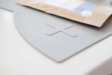 Silikonowa podkładka Króliczek We Might Be Tiny - Blue Dusk