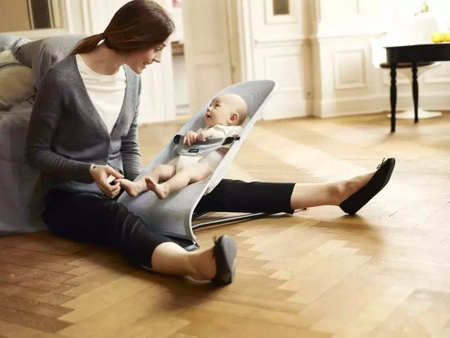 BABYBJORN - leżaczek BALANCE SOFT MESH - Srebrny / Biały