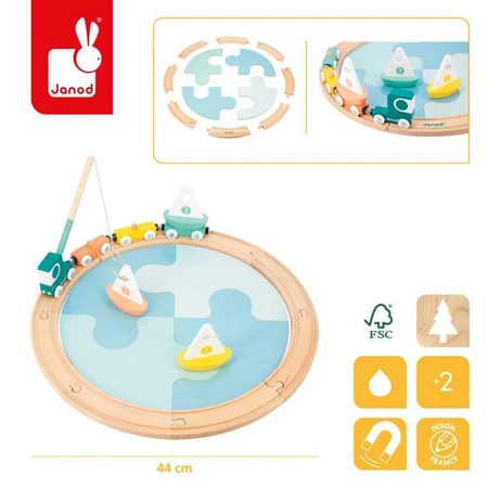 Pociąg drewniany z torami, łódkami i makietą jeziora Bolid 2+, Janod