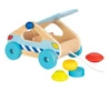 Drewniany samochód sorter do ciągnięcia z klockami Błękitek 58718-Goki, zabawka na sznurku
