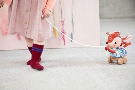 LILLIPUTIENS Przytulanka do ciągnięcia na kółkach Sarenka Stella 12 m+