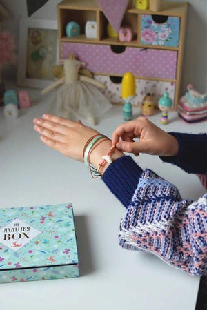 Zestaw kreatywny do tworzenia biżuterii Bransoletki Boho 8+, Janod KOLEKCJA 2022