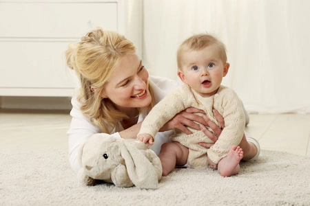 Cloud b® Twilight Buddies™ Bunny - Lampka nocna z projekcją świetlną - Króliczek