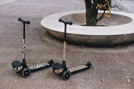SCOOTANDRIDE Highwaykick 2 Lifestyle Hulajnoga trójkołowa balansowa z zamykanym schowkiem 2+ Zebra