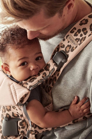 BABYBJORN ONE - nosidełko, Beż/Leopard