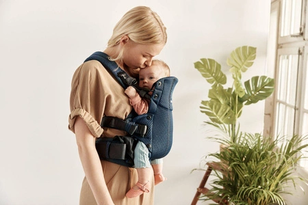 BABYBJORN - nosidełko Harmony 3D Mesh, Granatowy + śliniaczek do nosidełka Harmony