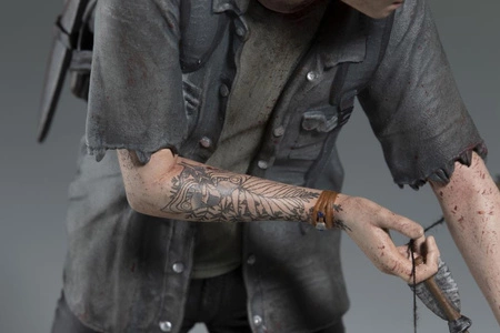 Ellie with Bow The Last of Us Part II Figurka 20 cm