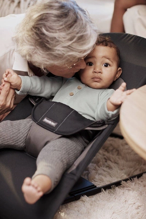 BABYBJORN - leżaczek BALANCE SOFT COTTON - Czarny / Ciemny Szary
