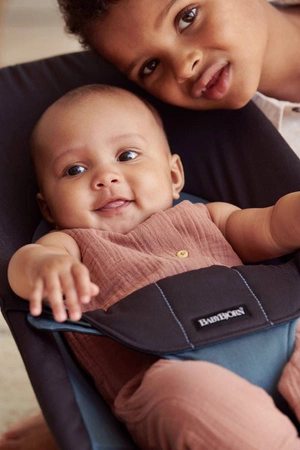 BABYBJORN - leżaczek BALANCE SOFT - Czarny / Ciemnoszary + Zabawka