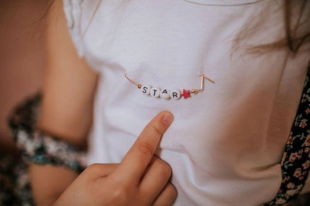 Zestaw do tworzenia biżuterii Koraliki z literkami 6+, Janod