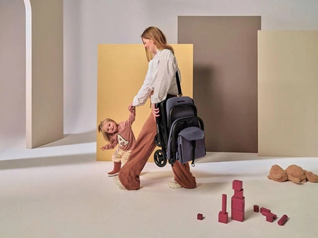 Easywalker Miley² Kompaktowy wózek spacerowy z torbą transportową Berry Purple