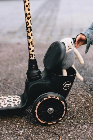 SCOOTANDRIDE Highwaykick 2 Lifestyle Hulajnoga trójkołowa balansowa z zamykanym schowkiem 2+ Leopard