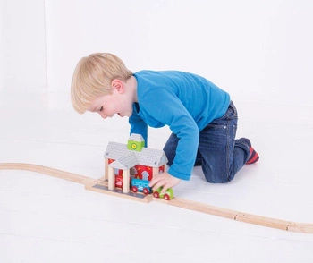 Duża drewniana stacja kolejowa