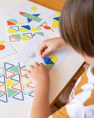 Zestaw z naklejkami geometrycznymi Apli Kids - Pojazdy