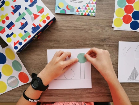 Zestaw z naklejkami geometrycznymi Apli Kids - Pojazdy