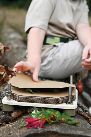 Prasa kwiatowa drewniana do suszenia kwiatów i liści Discover 12436 Small Foot zabawy w ogrodzie