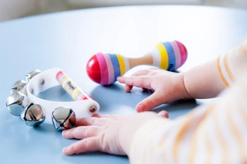 Tęczowe janczary z drewnianym uchwytem