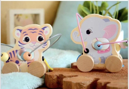 Drewniana zabawka na kółkach z przeplatanką PANDA