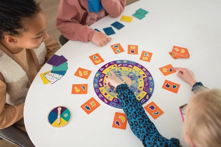 BS Toys, drewniana gra obserwacyjna ze spinerem XL (30 cm)Kolacja