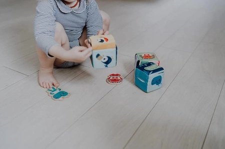 LILLIPUTIENS Zestaw 3 kostek aktywizujących wielofunkcyjnych z ukrytymi elementami Dżungla 18 m+