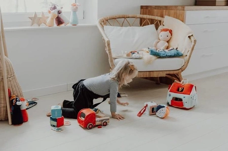 LILLIPUTIENS Drewniany wóz strażacki z rozwijanym wężem, drabiną i dzwonkiem Nosorożec Marius 2 lata+