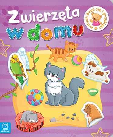 Zwierzęta w domu maluch bawi się i przykleja