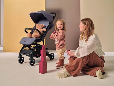 Easywalker Miley² Kompaktowy wózek spacerowy z torbą transportową Berry Purple