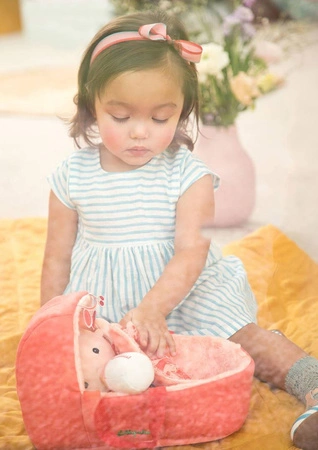 LILLIPUTIENS Lalka dzidziuś w gondoli z komforterem i butelką mleka Lena 12 m+