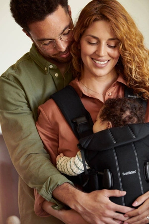 BABYBJORN ONE - nosidełko, Czarny + śliniaczek do nosidełka ergonomicznego One