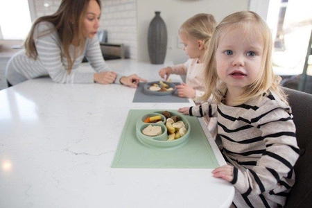 EZPZ Silikonowy talerzyk z podkładką 2w1 Happy Mat pastelowa zieleń