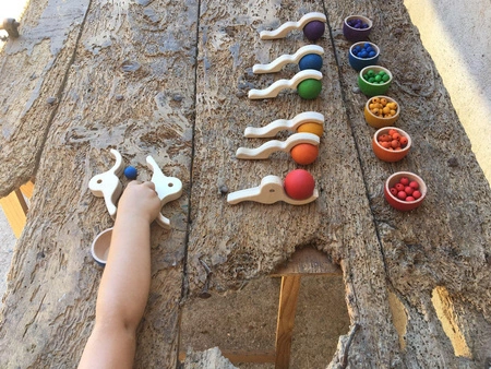 Zestaw 4 drewnianych klipsów Trigonos