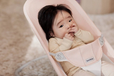 BABYBJORN - leżaczek BALANCE SOFT MESH - Różowy/Biały