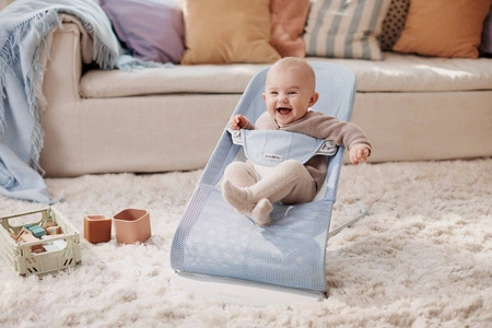 BABYBJORN - leżaczek BALANCE SOFT MESH - Niebieski/Biały