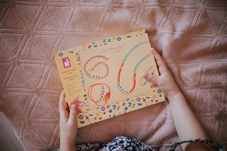 Zestaw do tworzenia biżuterii Koraliki z literkami 6+, Janod