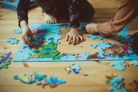 Mudpuppy Puzzle Świat dinozaurów z elementami w kształcie dinozaurów 80 elementów 5+