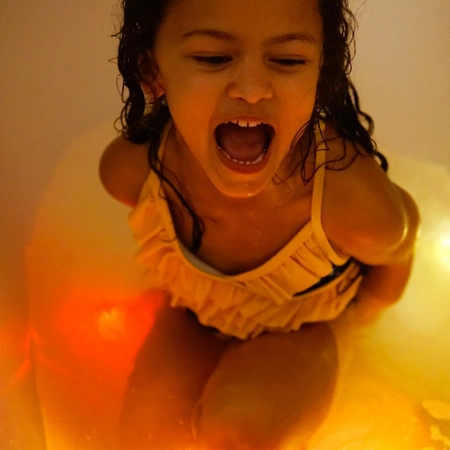 Glo Pals, Postać do kąpieli Julia - zestaw z dwiema kostkami sensorycznymi świecącymi w wodzie