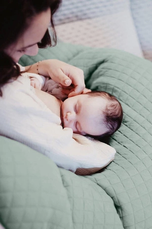Beaba Ergonomiczna poduszka rogal dla kobiet w ciąży i karmiących Big Flopsy ™ Fleur de coton Sage Green