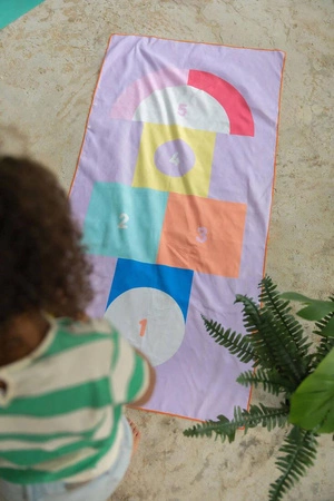 QUUT Dwustronny ręcznik plażowy PlayTowels M (140 x 70cm) Hopscotch