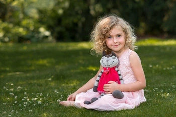 Pluszowa kotka Andżela w czerwonej sukni