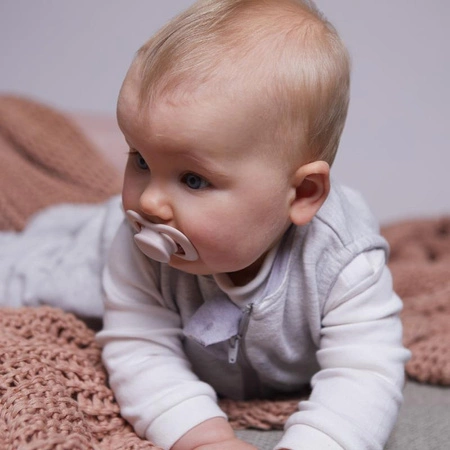 Smoczek dla niemowlaka 2 szt.– symetryczny smoczek silikonowy 6 mies.+ róż/latte, b.box