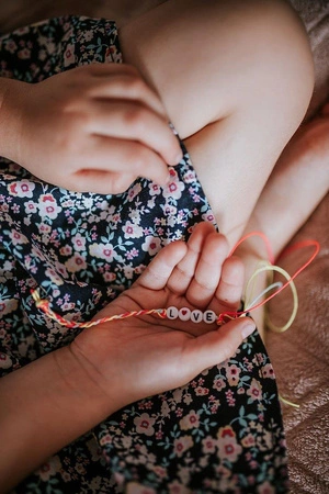 Zestaw do tworzenia biżuterii Koraliki z literkami 6+, Janod