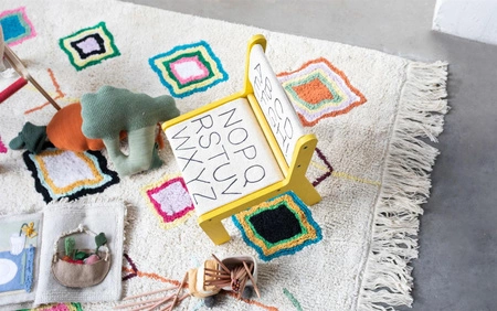 Krzesełko dziecięce żółte Sillita ABC Lorena Canals x Gonzalo Milà