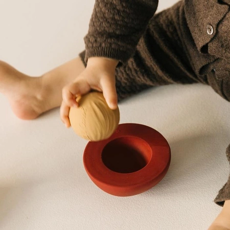 Oli & Carol Gryzak Układanka z Piłką Grzechotką Wiśnia