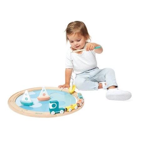 Pociąg drewniany z torami, łódkami i makietą jeziora Bolid 2+, Janod