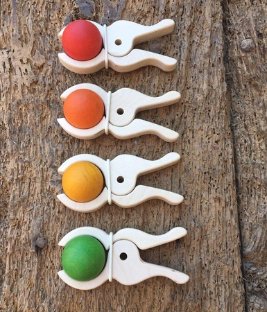 Zestaw 4 drewnianych klipsów Trigonos