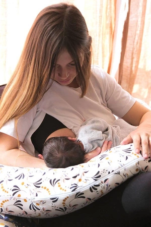 Beaba Ergonomiczna poduszka rogal dla kobiet w ciąży i karmiących Big Flopsy ™ Print Jersey Howell White